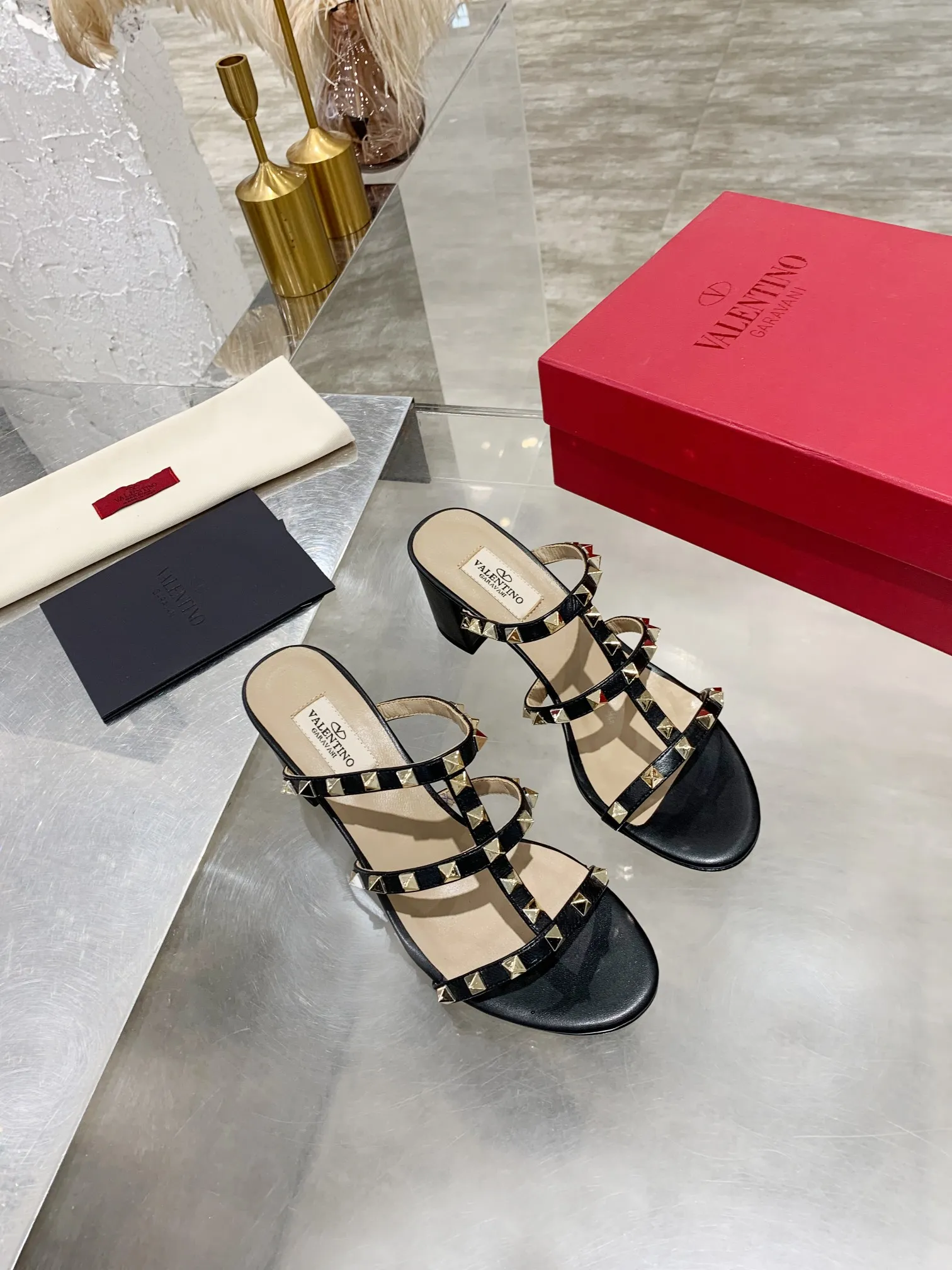 👟👟Ex-factory price 440👟👟 Warren thick heel sandals) VT rivet series is definitely a classic! Since the launch of the Rockstud Collection series, it has become one of the important iconic elements of Valentino! Domineering rivets are a must-have item in every woman’s shoe wardrobe! Created from the original, perfectly reproduced! Heel height: 6 cm, flat bottom, size 34-42, leather outsole
